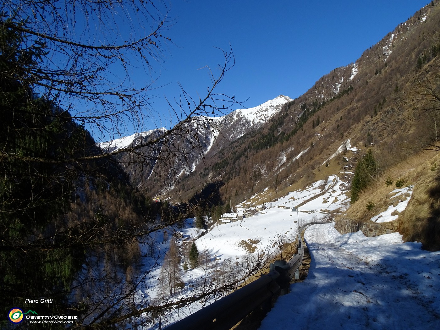 15 Salendo sulla sterrata innevata  .JPG -                                